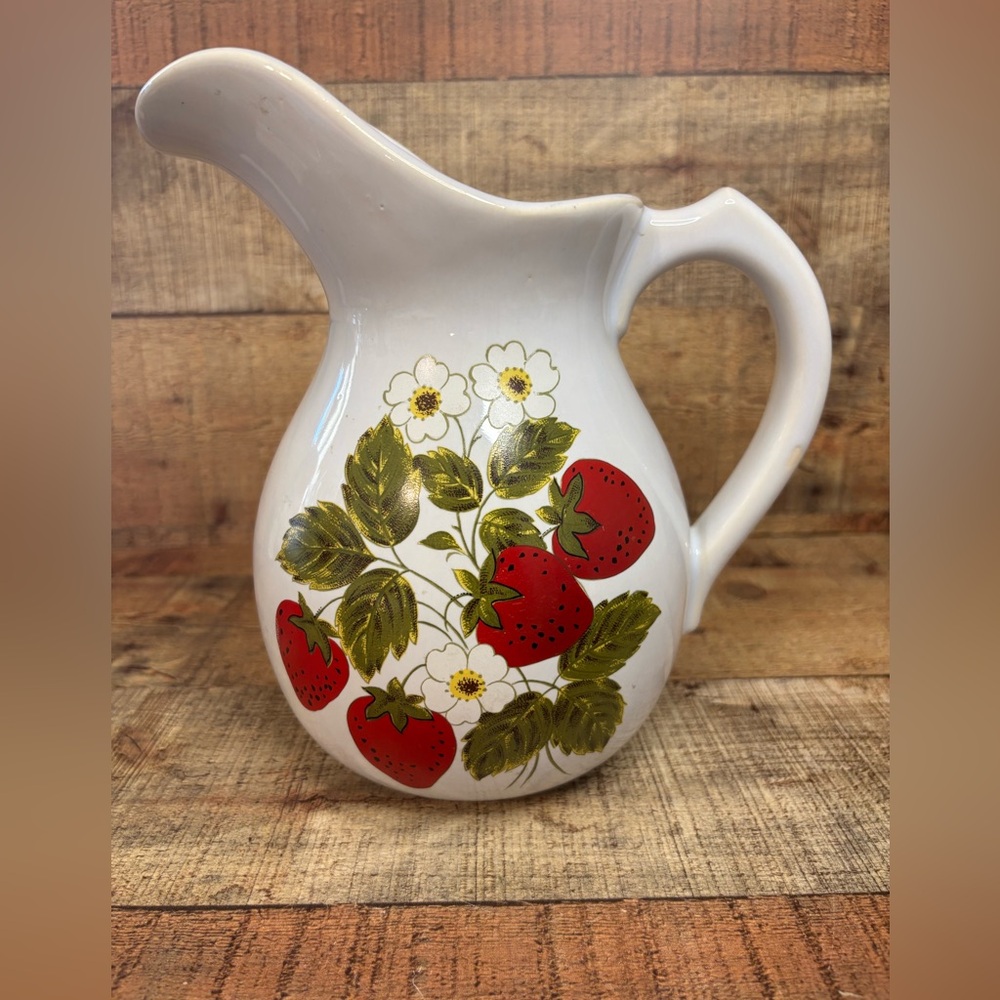 MCCOY #7527 USA WHITE STRAWBERRY CERAMIC PITCHER 9”x8” Cottagecore Country 70’s